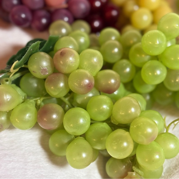 Artificial Grapes Bunch of 6 Plastic Fruit Home Decor Kitchen Prop Realistic - Picture 3 of 6